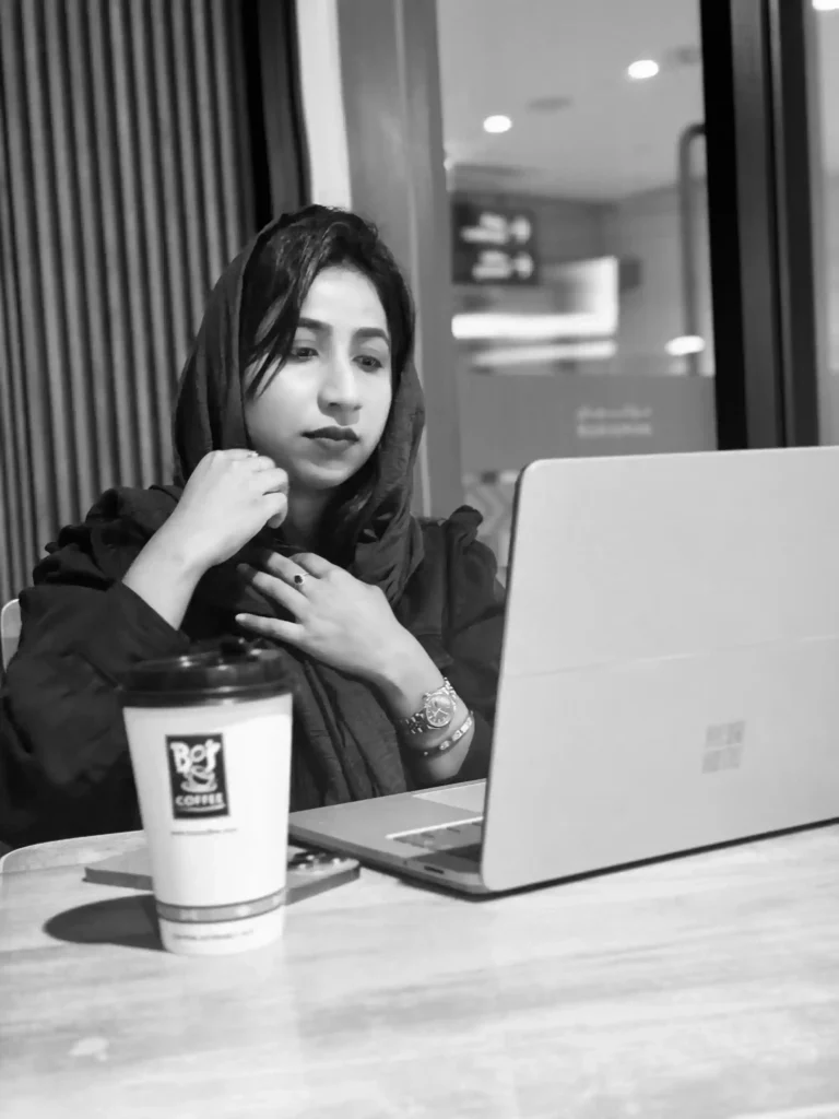 digital marketing expert in dubai working on laptop